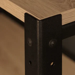 Zbliżenie konstrukcji stalowej i płyty meblowej w dekorze Dąb Dziki – szczegóły mocowania