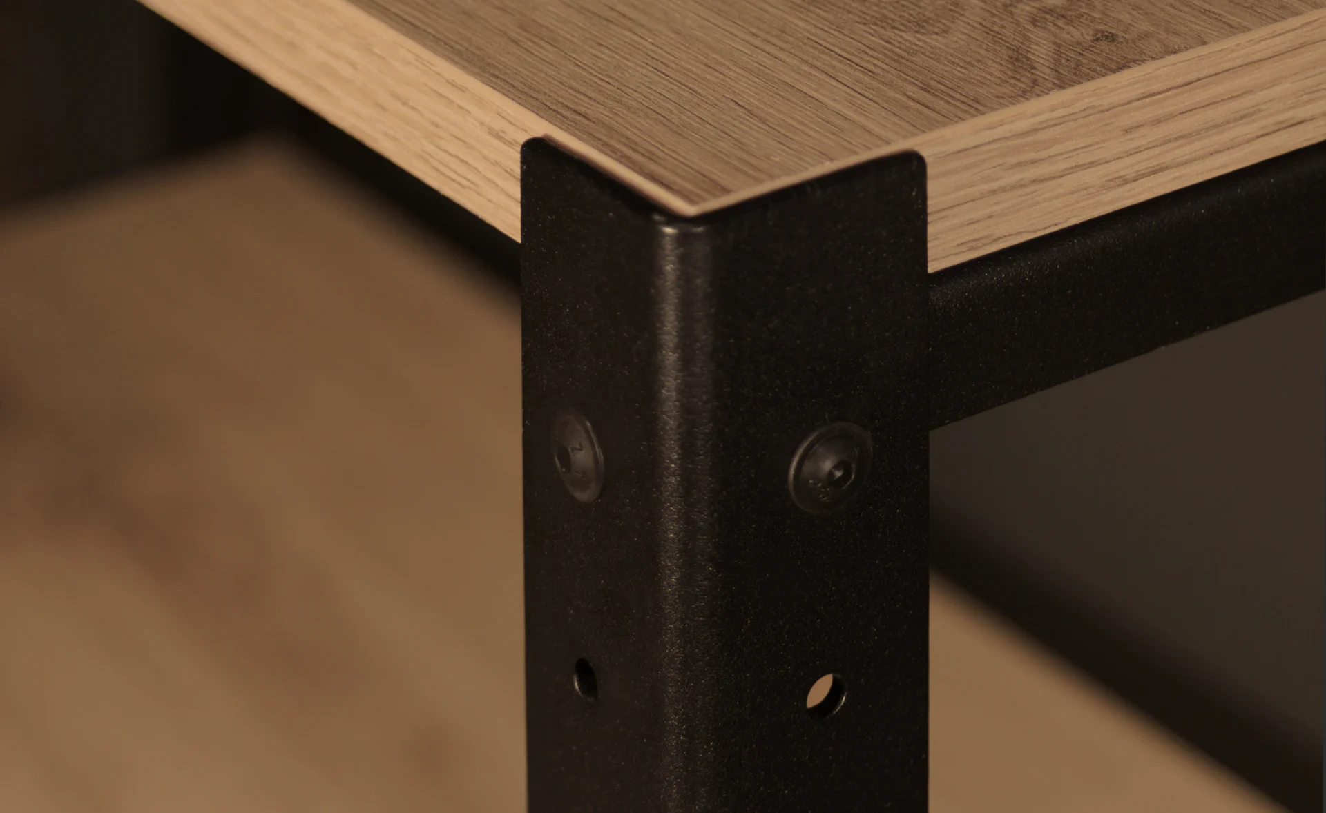 Zbliżenie konstrukcji stalowej i płyty meblowej w dekorze Dąb Dziki – szczegóły mocowania