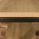 Półka z płyty meblowej Dąb Dziki z dekoracyjnym dodatkiem – detal aranżacyjny