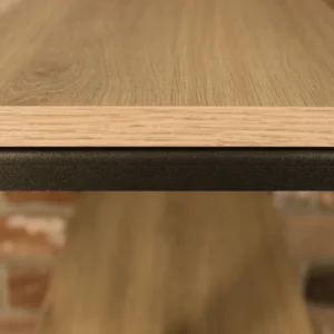 Półka z płyty meblowej Dąb Dziki z dekoracyjnym dodatkiem – detal aranżacyjny