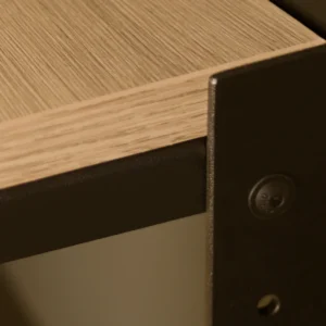 Zbliżenie na krawędź półki i stelaż w dekorze Dąb Dziki – charakterystyczne wykończenie