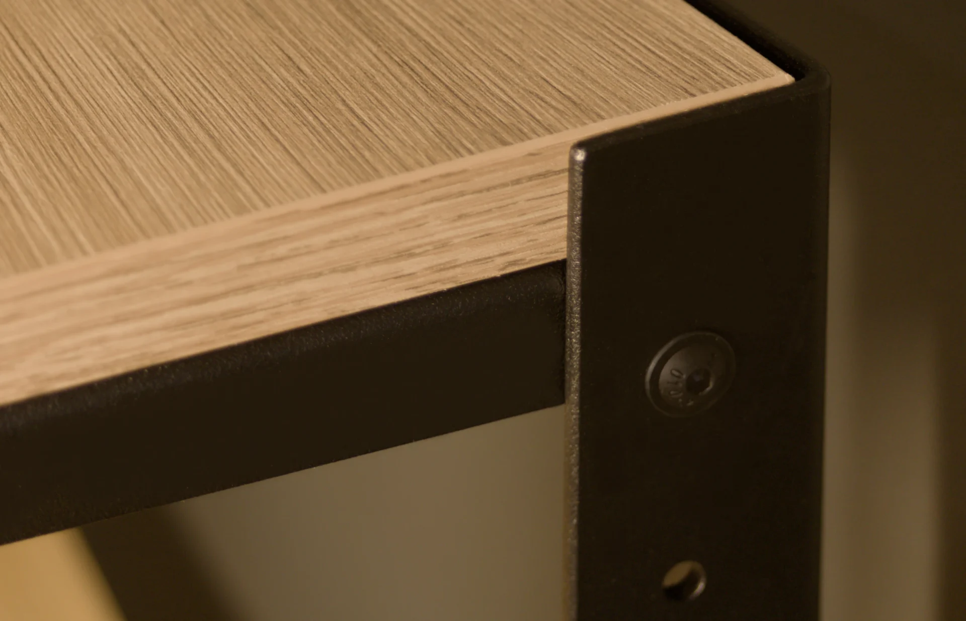 Zbliżenie na krawędź półki i stelaż w dekorze Dąb Dziki – charakterystyczne wykończenie