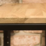 Zbliżenie półki w dekorze Dąb Europejski Rustykalny z ozdobnym dodatkiem – industrialne połączenie metalu i drewna w designerskim wnętrzu