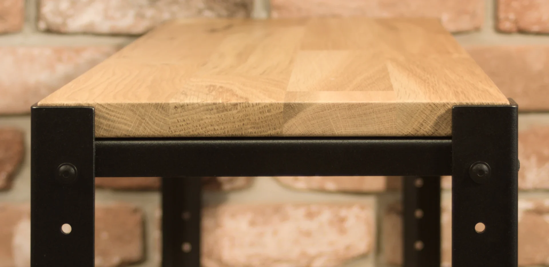 Zbliżenie półki w dekorze Dąb Europejski Rustykalny z ozdobnym dodatkiem – industrialne połączenie metalu i drewna w designerskim wnętrzu