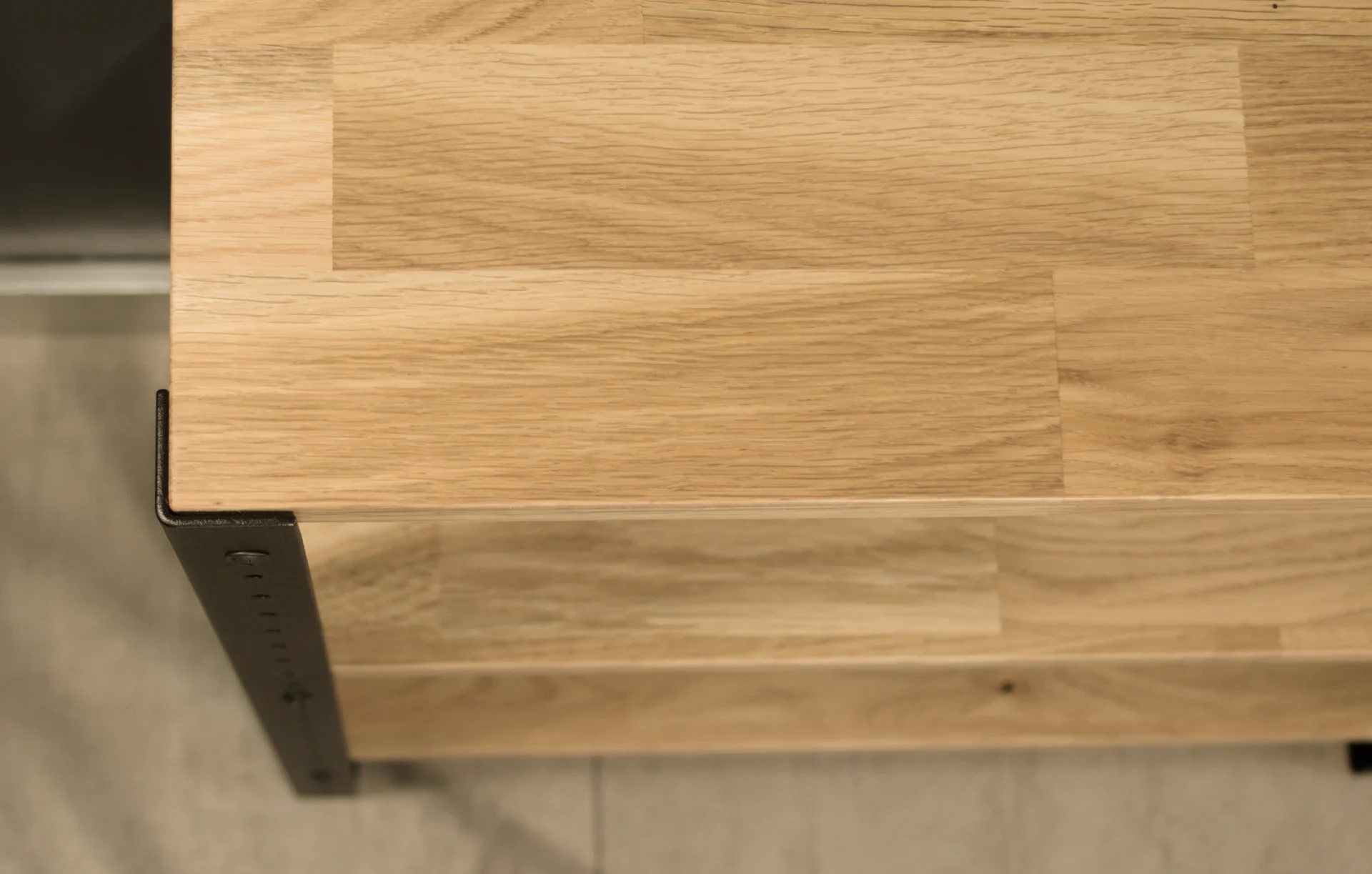 Próbka dekoru Dąb Europejski – naturalna struktura, subtelne słoje i matowe wykończenie płyty meblowej wykorzystywanej w regałach Modiloft