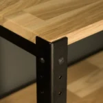 Kompozycja detali wykończenia – kolaż ukazujący dekor Dąb Europejski Rustykalny oraz solidne łączenia półki ze stalowym stelażem regału loftowego