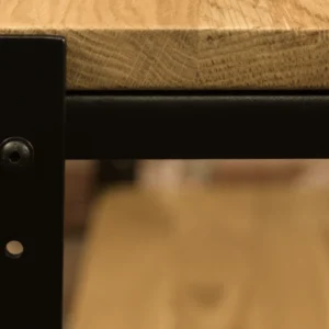 Detal połączenia stali i płyty w dekorze dębu – nowoczesne wykończenie industrialnego regału