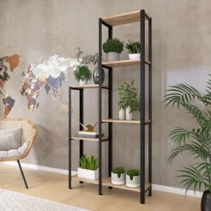 Regał loftowy Dąb Lumberjack Bielony w przytulnym salonie – na książki, rośliny i dekoracje przy zasłonie