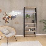 Regał metalowy z półkami Dąb Europejski Rustykalny – styl boho z dekoracją ścienną i rośliną doniczkową, idealny do salonu lub sypialni