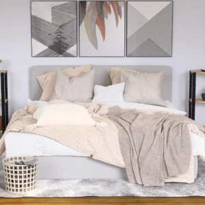 Niski regał 40x25x82 z dębowymi półkami – rustykalny akcent w sypialni