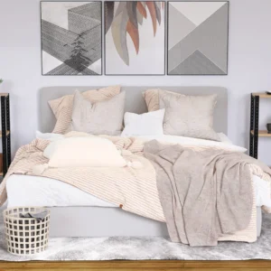 Niski regał z płyty Dąb Dziki – aranżacja w sypialni z jasną pościelą i miękkimi tekstyliami