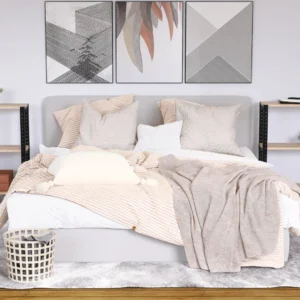 Regał 60x25x82 w aranżacji sypialni – niska półka loftowa jako stolik nocny z naturalnym dekorem drewna