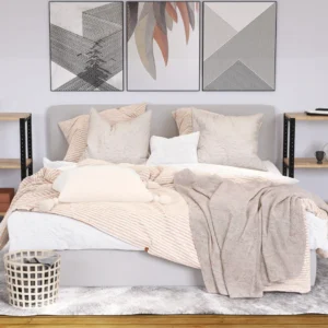 Regał 60x35x82 w aranżacji sypialni – niski regał z półkami rustykalnymi i czarnym stelażem stalowym