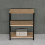 Zbliżenie na niski regał 70x35x82 – ciemna stalowa rama i naturalny dekor płyty Dąb Dziki