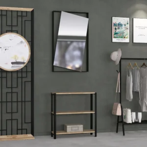 Zbliżenie niskiego regału 80x25x82 cm – industrialna rama w czerni i ciepłe półki z płyty meblowej imitującej naturalny dąb rustykalny